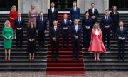Le Roi Willem-Alexander (1er rang, 3ème à partir de la droite) aux côtés du nouveau gouvernement le 2 juillet. (© picture alliance / ASSOCIATED PRESS / Peter Dejong)