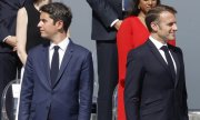 Görevini geçici olarak sürdüren Başbakan Attal (solda) Cumhurbaşkanı Macron ile birlikte. (© picture alliance/Xinhua News Agency/Henri Szwarc)