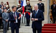 Michel Barnier (rechts) und sein Vorgänger Gabriel Attal bei der Übergabezeremonie vor dem Hôtel Matignon, Amtssitz des französischen Premiers. (© picture-alliance/Xinhua / Henri Szwarc)