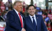 Trump ve Rubio, 4 Kasım'da gerçekleşen bir seçim mitinginde. (© picture alliance / ASSOCIATED PRESS / Evan Vucci)