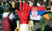 The demonstrators blame the Novi Sad deaths on corruption in the country. (© picture alliance / ASSOCIATED PRESS / Darko Vojinovic)