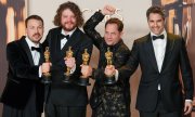 Director Gints Zilbalodis (left) and his team celebrate the Oscar for best animated feature for "Flow". (© picture alliance / newscom / Pat Benic)