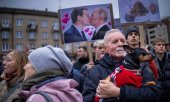 People protest against planned broadcasting reforms on Tuesday, 9 December 2025, on Independence Square in front of the Parliament Palace in Vilnius, Lithuania. (© picture alliance / ASSOCIATED PRESS Mindaugas Kulbis)