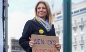 Maria Karystianou in her role as president of the association of families of Tempi victims on the second anniversary of the train crash, 28 February 2025. (© picture-alliance/dpa)