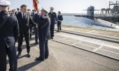Macron visiting Île Longue, France's base for nuclear ballistic missile submarines. (© picture alliance / SIPA / Eliot Blondet -POOL)