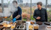 Redzepi (right) in the kitchen at Noma in 2024. (© picture alliance / Ritzau Scanpix / Soeren Bidstrup)