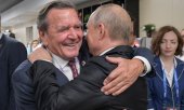 Schröder and Putin at the opening of the 2018 FIFA World Cup in Moscow. (© picture alliance/dpa/Alexei Druzhinin)