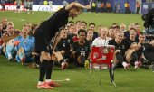 Martin Odegaard sets the pace as players and coaches perform the Viking row after their 3–2 victory over Senegal on Monday, 22 June 2026. (© picture alliance / newscom / JOHN ANGELILLO)