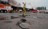 Fire-fighters at a burnt-out food warehouse near Kyiv. (© picture alliance / AP Photo/Efrem Lukatsky)