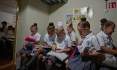 Schoolchildren take cover in an air-raid shelter in Kyiv on the first day of school after the holidays. (© picture alliance / AP Photo/Efrem Lukatsky)