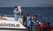 Les gardes-côtes turcs prennent en charge des réfugiés qui auraient vraisemblablement été victimes de pushbacks en Grèce. (© picture alliance/EPA-EFE/ERDEM SAHIN)