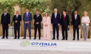 Italiens Regierungschefin Giorgia Meloni (Mitte) empfing die Staats- und Regierungschefs von Deutschland, Kanada, Frankreich, USA, Japan, Großbritannien und EU im süditalienischen Luxusresort Borgo Egnazia. (© picture alliance / ASSOCIATED PRESS / Luca Bruno)