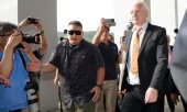 Assange on his way to the courtroom. Saipan is the largest island in the Northern Mariana Islands, a US territory in the western Pacific Ocean. (© picture alliance / ASSOCIATED PRESS / Eugene Hoshiko)
