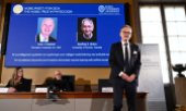 A l'académie des sciences de Stockholm, le professeur Anders Irbäck détaille la décision du comité Nobel. (© picture alliance / TT NEWS AGENCY / Christine Olsson/TT)