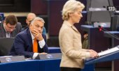 Ursula von der Leyen and Hungarian Prime Minister Viktor Orbán in the plenary chamber of the European Parliament in Strasbourg on 9 October. (© picture alliance/dpa / Philipp von Ditfurth)