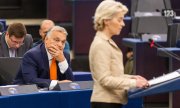 Ursula von der Leyen und Ungarns Ministerpräsident Viktor Orbán am 9. Oktober im Plenarsaal des Europäischen Parlaments in Straßburg. (© picture alliance/dpa / Philipp von Ditfurth)