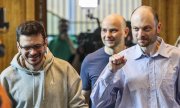 Ilya Yashin (left) and Vladimir Kara-Murza (right) on their way to a press conference in Bonn following their release. (© picture alliance/ dpa / Christoph Reichwein)