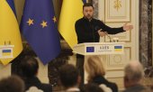 Devlet Başkanı Zelenskiy, 1 Aralık'ta Kiev'de düzenlenen bir basın toplantısında. (© picture alliance / ASSOCIATED PRESS  Evgeniy Maloletka)