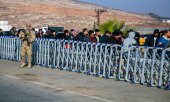 A soldier patrols the Cilvegözü border gate between Turkey and Syria on 10 December 2024. (© picture alliance/ASSOCIATED PRESS / Metin Yoksu)