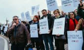 Gedenken mit Namen und Alter der Opfer am 27. Februar 2024 vor dem Athener Hauptbahnhof. (© picture-alliance/NurPhoto / Dimitris Mantzouranis)