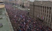 Gösterilere ülkenin farklı yerlerinden gelen protestocular da katılırken, çok sayıda aktivist gözaltına alındı. (© picture alliance / ASSOCIATED PRESS / Marko Drobnjakovic)