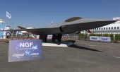 A model of the FCAS (Future Combat Air System) aircraft on display at the Paris Air Show 2023. (© picture alliance / NurPhoto Nicolas Economou)