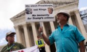 Citizens protest the ruling in front of the courthouse. (© picture alliance / Josh Morgan-USA TODAY / Josh Morgan)