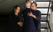 US-Vizepräsidenten Kamala Harris und US-Präsident Joe Biden begrüßen den Journalisten Evan Gershkovich auf dem Militärflugplatz Joint Base Andrews in Maryland. (© picture alliance/newscom/Jemal Countess)