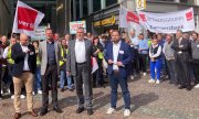 Frankfurt'ta birleşme planlarını protesto eden Commerzbank çalışanları. (© picture alliance/dpa/Alexander Sturm / Alexander Sturm)