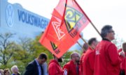 Salariés de Volkswagen lors d'une réunion d'information du comité d'entreprise sur les projets de suppression d'emplois du groupe, le 28 octobre, devant l'usine de Zwickau. (© picture alliance/dpa / Hendrik Schmidt)