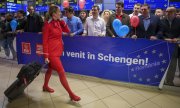 Banderole souhaitant aux voyageurs la "bienvenue dans l'espace Schengen", à l'áeroport d'Otopeni, près de Bucarest, fin mars 2024. (© picture alliance/ASSOCIATED PRESS/Andreea Alexandru)