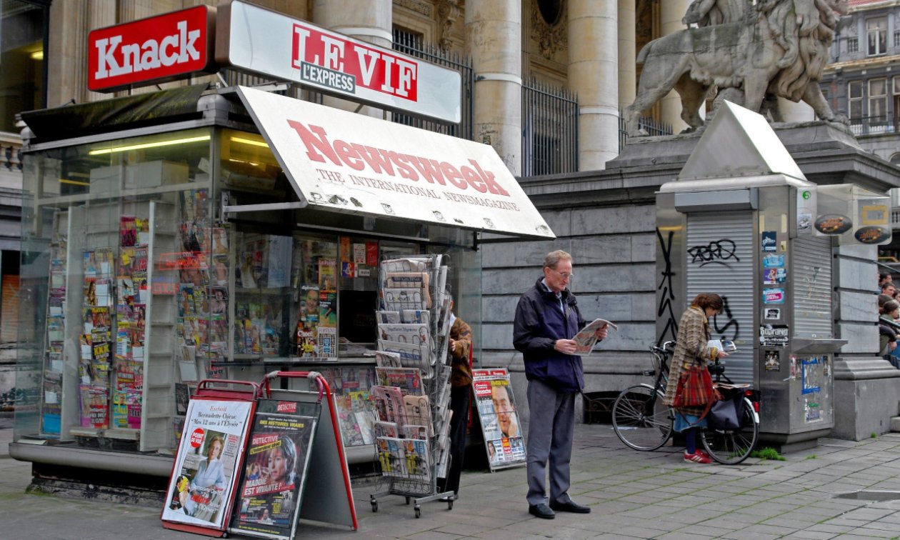 Zeitungskiosk in Brüssel. Viele befürchten, dass in allen Zeitungen bald nur noch dasselbe steht. (© picture alliance / JOKER / Hartwig Lohmeyer)