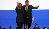 Milanović ve eşi Sanja Musić Milanović pazar akşamı seçim zaferini kutlarken. (© picture alliance / ASSOCIATED PRESS / Darko Bandic)