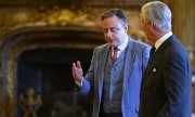 Prime Minister Bart De Wever (left) and King Philippe of Belgium at the swearing-in ceremony. (© picture alliance/dpa/Belga/Jasper Jacobs)