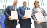 Christian Stocker (ÖVP, solda), Andreas Babler (SPÖ, ortada), ve Beate Meinl-Reisinger (Neos). (© picture alliance / ROLAND SCHLAGER / APA / picturedesk.com  ROLAND SCHLAGER)