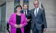 In agreement on a new investment policy: SPD leaders Saskia Esken and Lars Klingbeil together with CDU/CSU chancellor candidate Friedrich Merz. (© picture alliance/dpa/Kay Nietfeld)