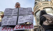 Protests against Shein in front of the Bazar de l'Hôtel de Ville department store in central Paris. (© picture alliance / SIPA / OLIVIER JUSZCZAK)