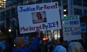 Protesters gather at First Ward Park in Charlotte, North Carolina, US, following the death of Renee Nicole Good. (© picture alliance / Anadolu Peter Zay)