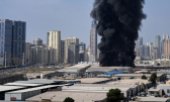 Under attack, the Iranian military continues to retaliate by targeting facilities in neighbouring Gulf states. The image shows a fire in an industrial area in the United Arab Emirates. (© picture alliance / ASSOCIATED PRESS / Altaf Qadri)