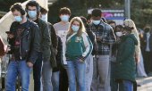 Students wait for a meningitis B vaccination at the University of Kent. (© picture alliance / empics / Gareth Fuller)
