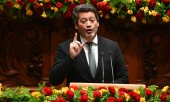 Surrounded by carnations: André Ventura, leader of the far-right Chega party, speaks at the parliamentary ceremony marking the anniversary of the constitution on 2 April. (© picture alliance / ZUMAPRESS.com Ricardo Rocha)