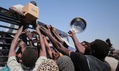 Food distribution at a refugee camp in northern Sudan in November 2025. The UN estimates that 2.5 billion euros are needed to provide sufficient humanitarian aid in the country. (© picture alliance / ASSOCIATED PRESS / Marwan Ali)