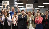 Members of the National Council from various parties celebrate the announcement of the provisional results. Switzerland's population is currently around 9.1 million. (© picture alliance/KEYSTONE / ANTHONY ANEX)