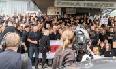 ČT staff at a protest rally. (© picture alliance / CTK / Richard Mundl)