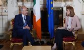 Irish Taoiseach Micheál Martin in conversation with European Parliament President Roberta Metsola. (© picture alliance / PA Images / Niall Carson)