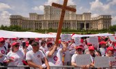 Medical staff protest against the controversial public sector wage bill outside the parliament in Bucharest in early June 2026. (© picture alliance / AP Photo/Vadim Ghirda)