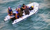 Ein Bild der französischen Marine zeigt Flüchtlinge auf einem Schlauchboot im Ärmelkanal am 25. Dezember 2018. (© picture-alliance/dpa)