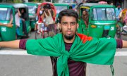 Ein Student regelt übergangsweise den Verkehr in Bangladeschs nordöstlicher Stadt Sylhet. (© picture alliance / ZUMAPRESS.com/Md Rafayat Haque Khan)