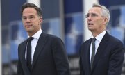 Mark Rutte (links) und sein Vorgänger Jens Stoltenberg (© picture alliance / Associated Presse / Harry Nakos)