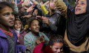 People in Deir el-Balah in the Gaza Strip celebrate the news of the ceasefire deal. (© picture alliance / Middle East Images / Youssef Alzanoun)